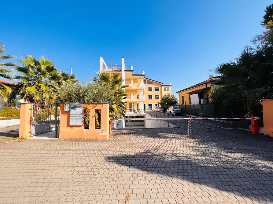 Immagine 22 di Ufficio in vendita  a Massa