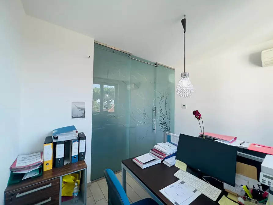 Immagine 8 di Ufficio in vendita  a Massa