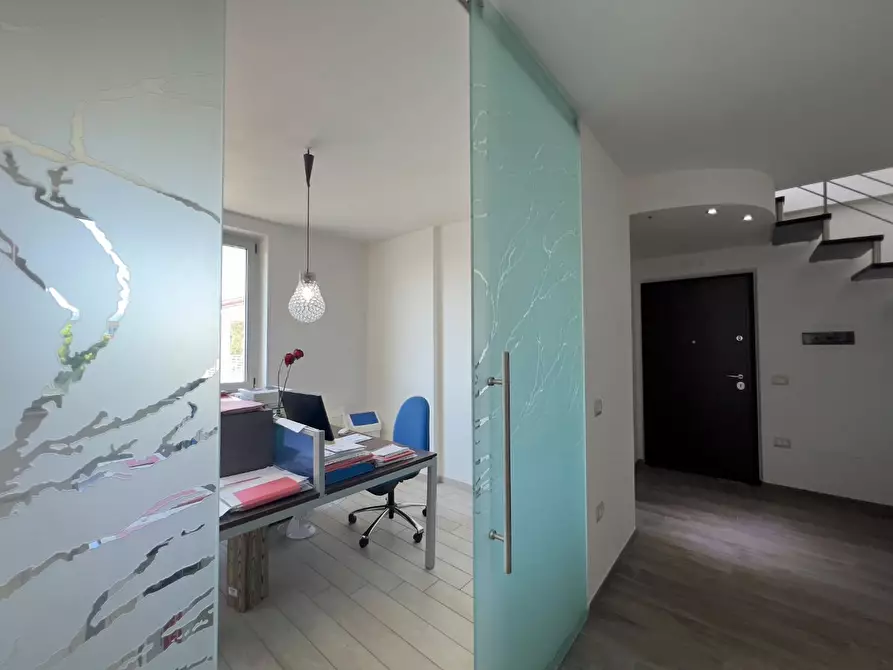 Immagine 4 di Ufficio in vendita  a Massa