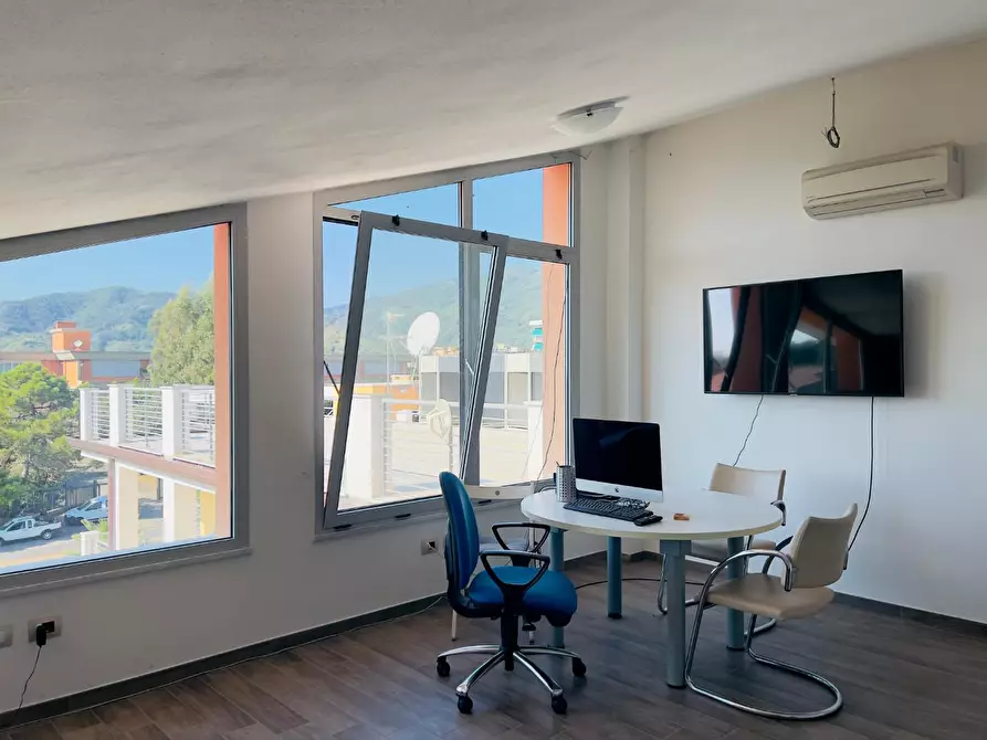 Immagine 19 di Ufficio in vendita  a Massa