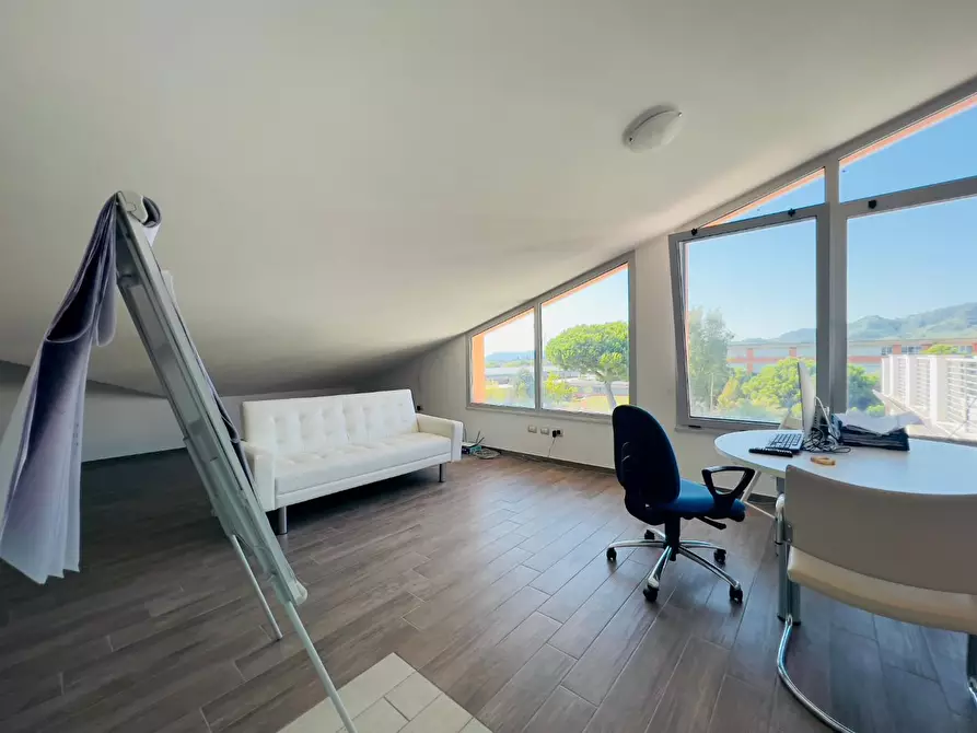 Immagine 18 di Ufficio in vendita  a Massa