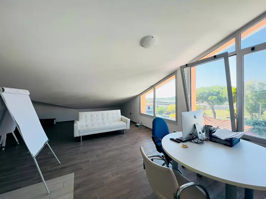 Immagine 16 di Ufficio in vendita  a Massa