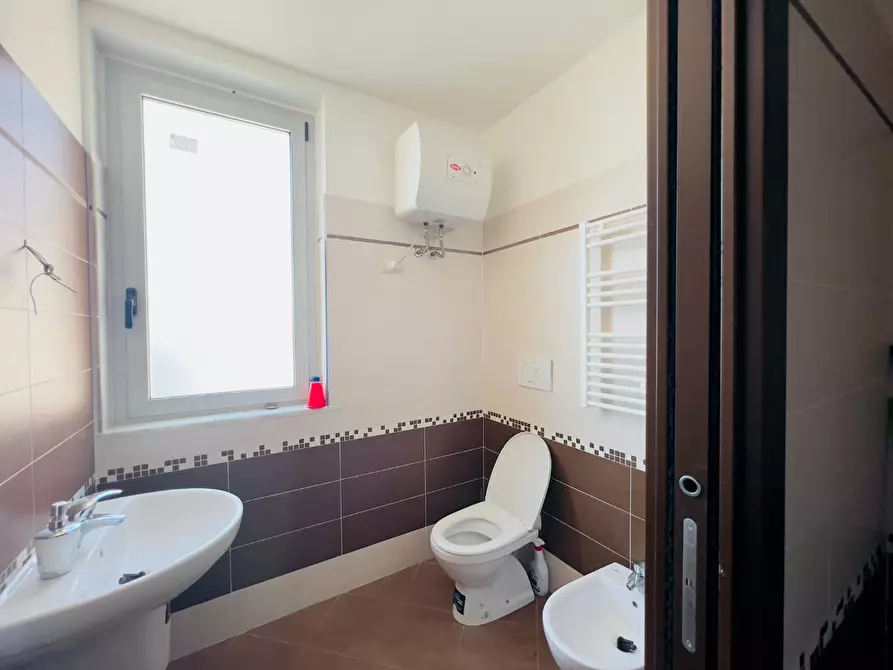 Immagine 12 di Ufficio in vendita  a Massa