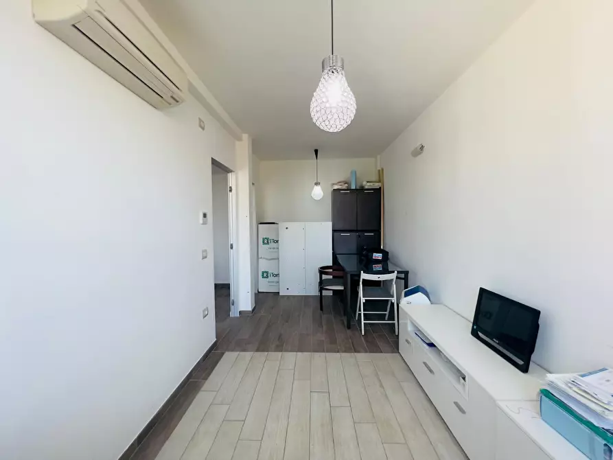 Immagine 10 di Ufficio in vendita  a Massa