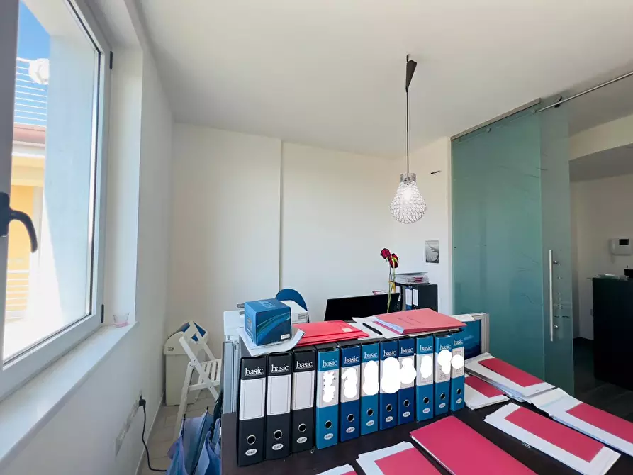 Immagine 6 di Ufficio in vendita  a Massa