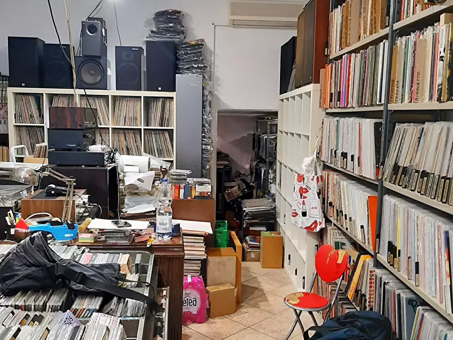 Immagine 2 di Locale commerciale in vendita  a Pisa