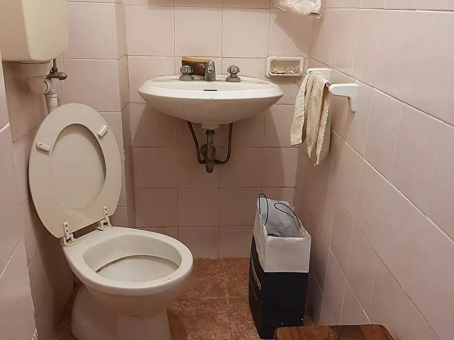 Immagine 7 di Locale commerciale in vendita  a Pisa