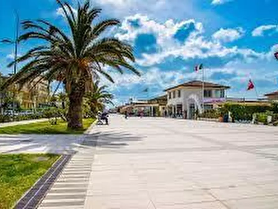 Immagine 2 di Albergo/B&B/Residence in vendita  a Camaiore