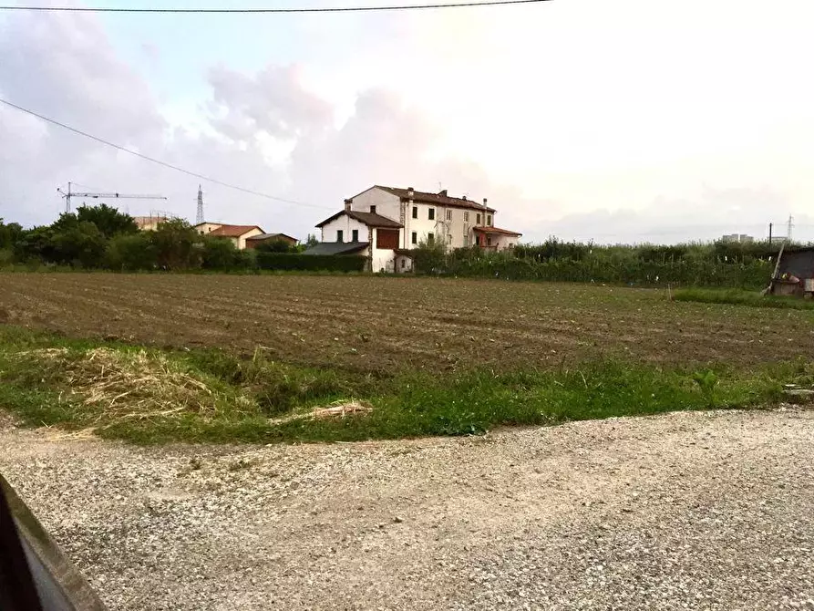 Immagine 2 di Deposito in vendita  a Lucca