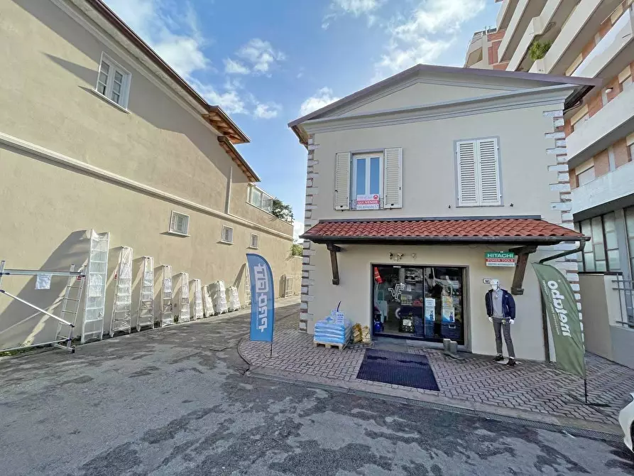 Immagine 1 di Ufficio in vendita  a Seravezza