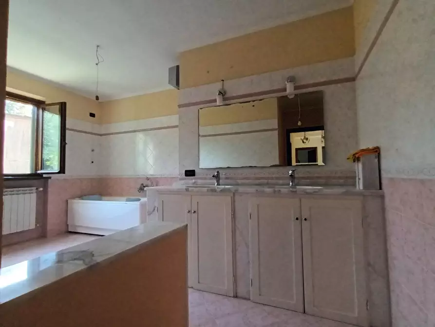 Immagine 27 di Villa in vendita  a Lucca