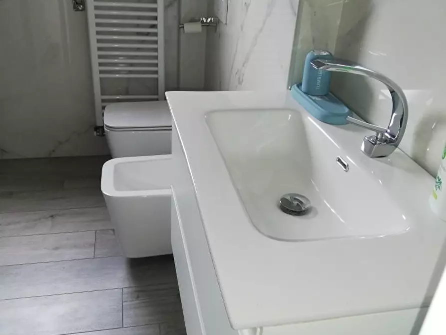 Immagine 10 di Appartamento in vendita  a Viareggio