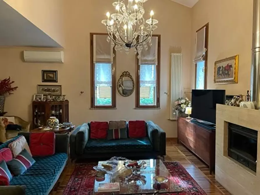 Immagine 2 di Villa in vendita  a Pisa
