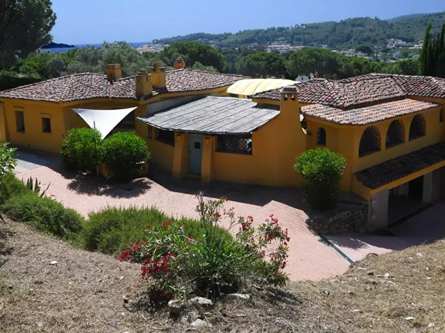 Immagine 1 di Villa in vendita  a Campo Nell'elba