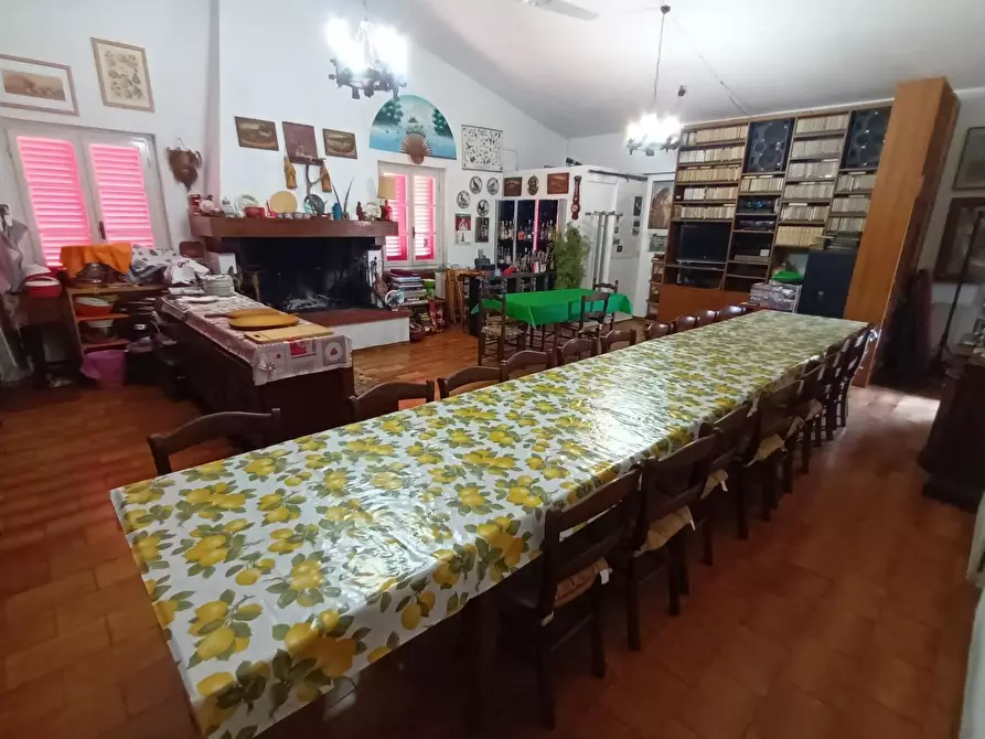 Immagine 2 di Villa in vendita  a Lucca