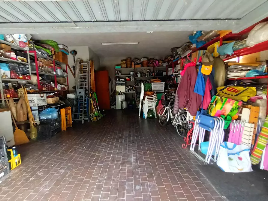 Immagine 9 di Villa in vendita  a Lucca