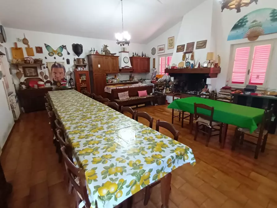 Immagine 5 di Villa in vendita  a Lucca