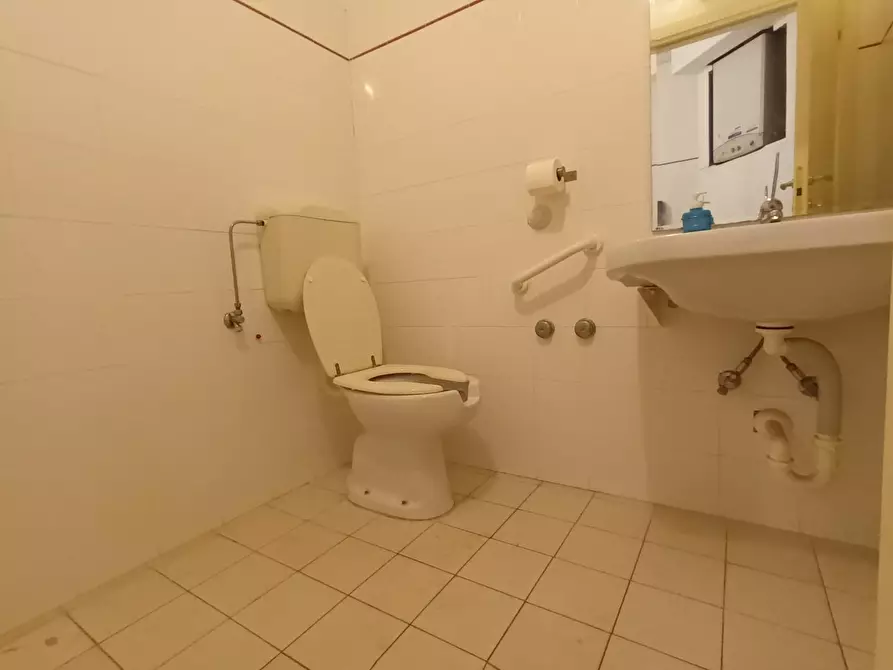 Immagine 37 di Ufficio in affitto  a Lucca