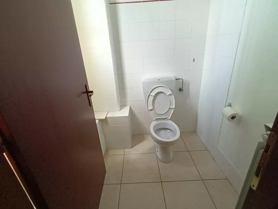 Immagine 31 di Ufficio in affitto  a Lucca