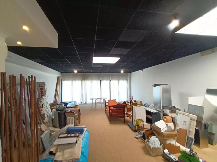 Immagine 13 di Ufficio in affitto  a Lucca