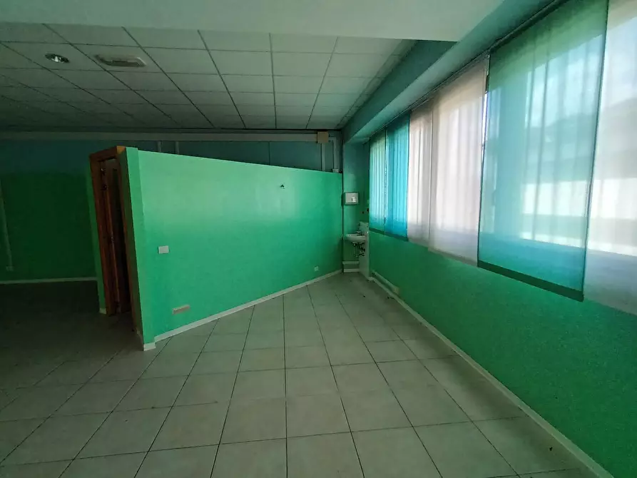 Immagine 29 di Ufficio in affitto  a Lucca