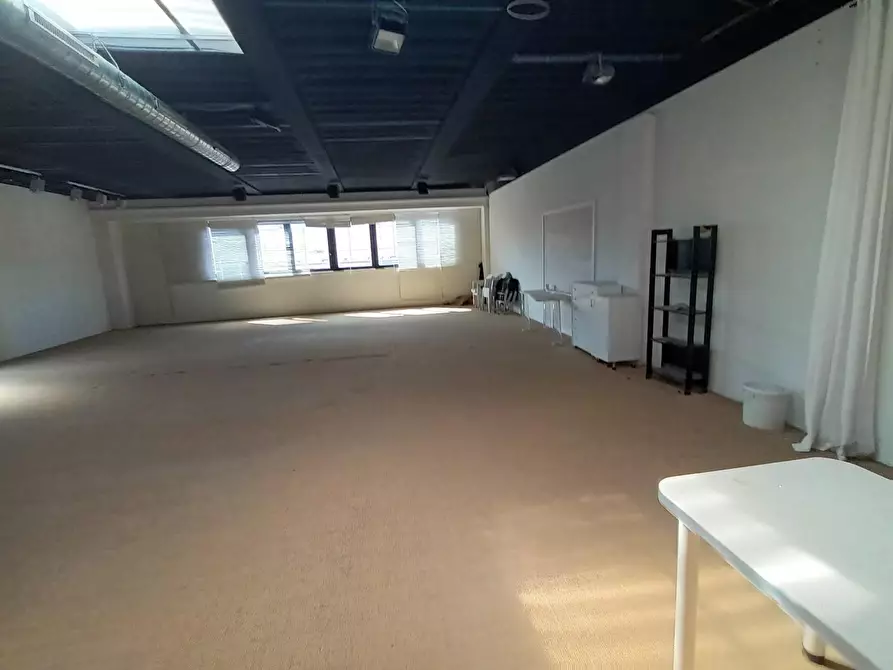 Immagine 7 di Ufficio in affitto  a Lucca