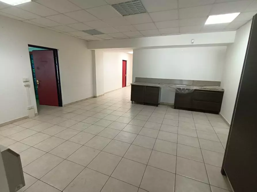 Immagine 36 di Ufficio in affitto  a Lucca