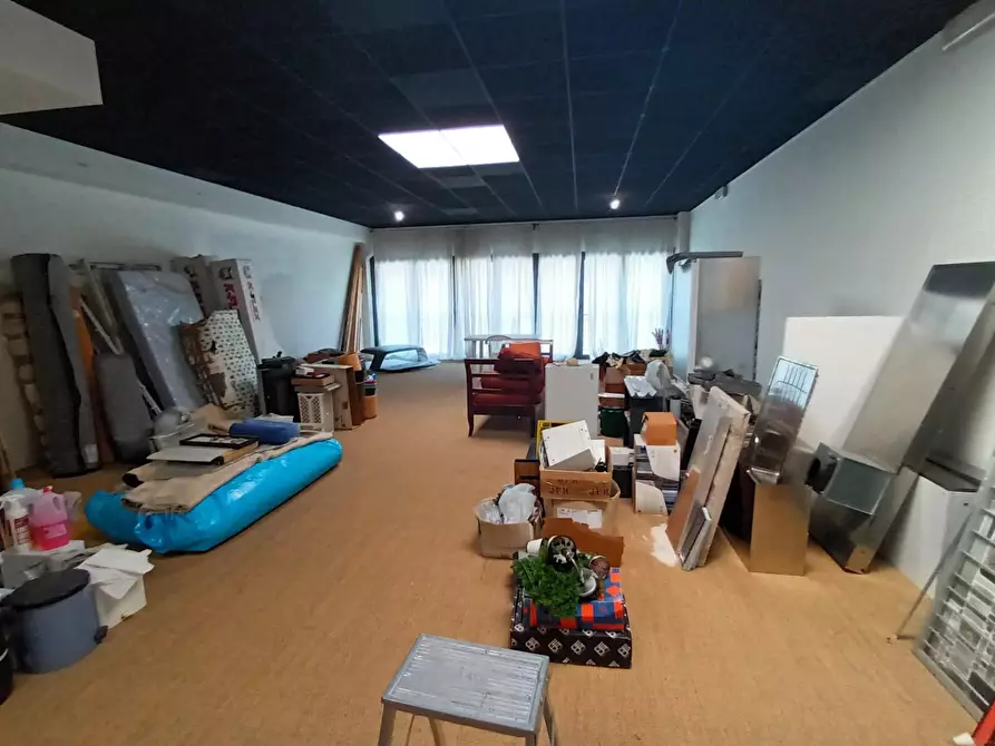 Immagine 22 di Ufficio in affitto  a Lucca