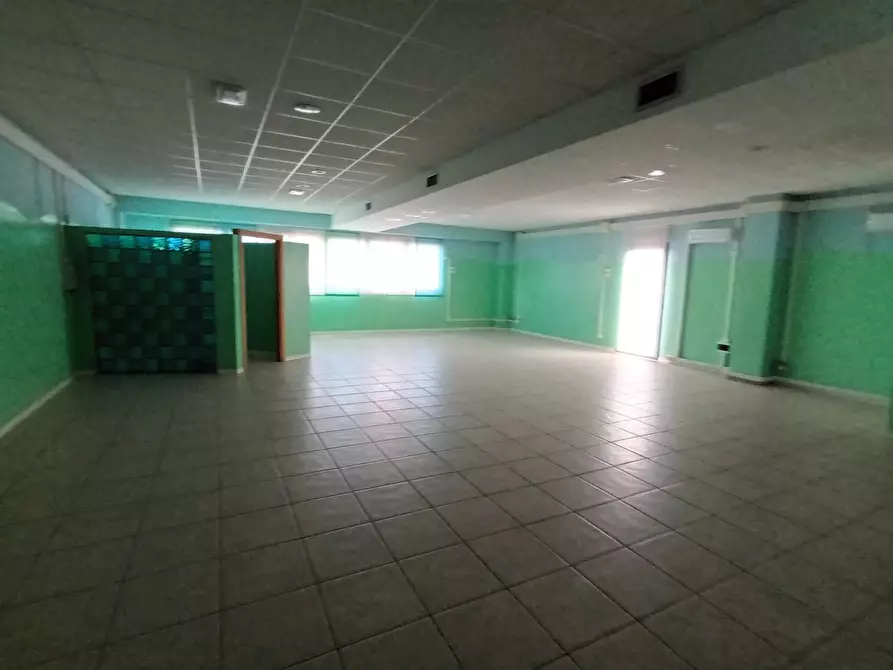 Immagine 35 di Ufficio in affitto  a Lucca