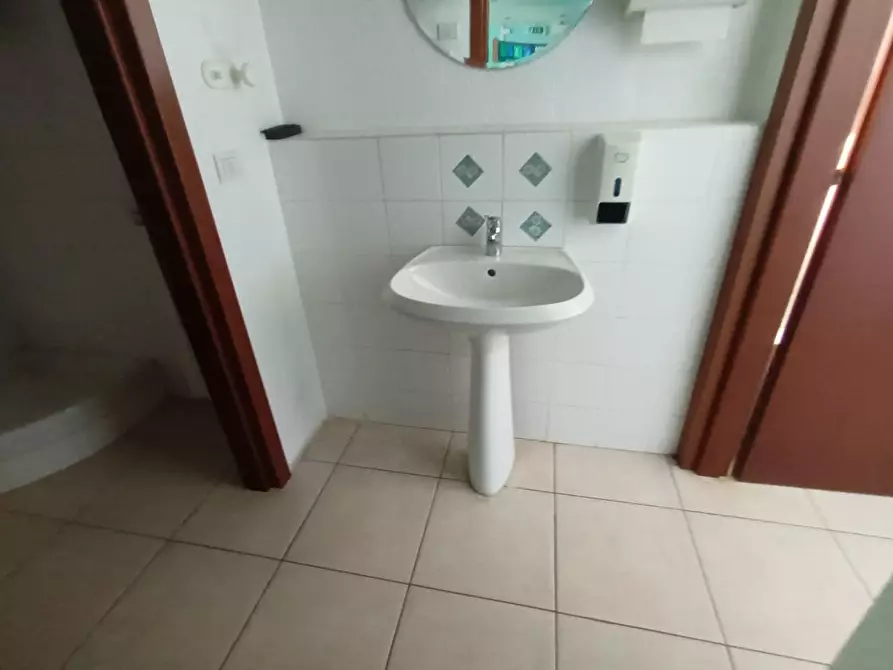 Immagine 33 di Ufficio in vendita  a Lucca