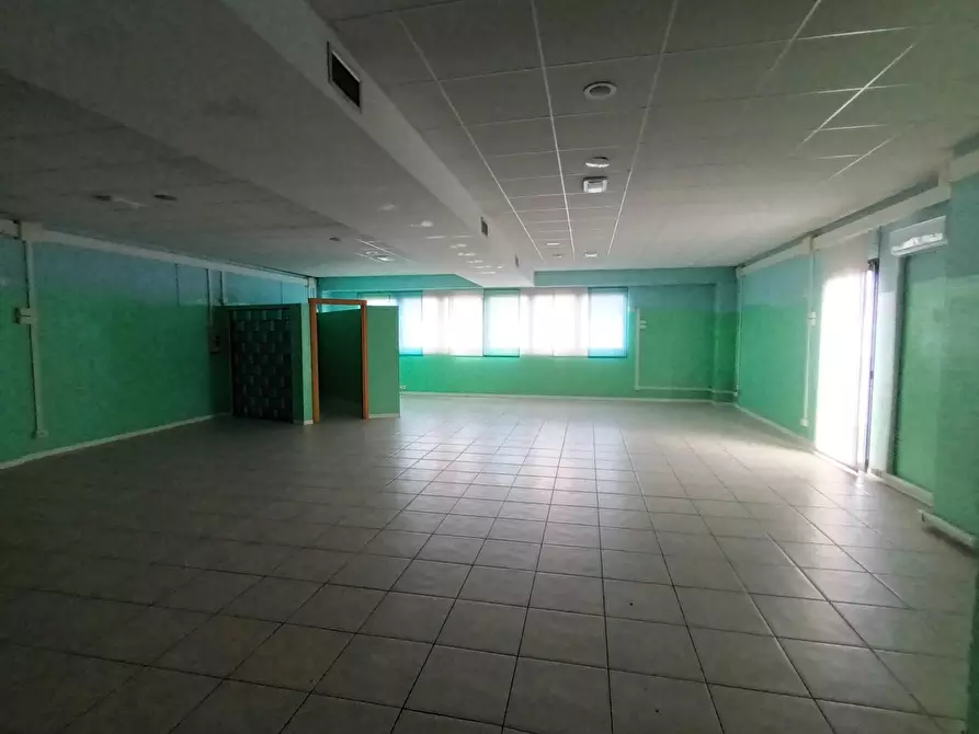 Immagine 34 di Ufficio in vendita  a Lucca