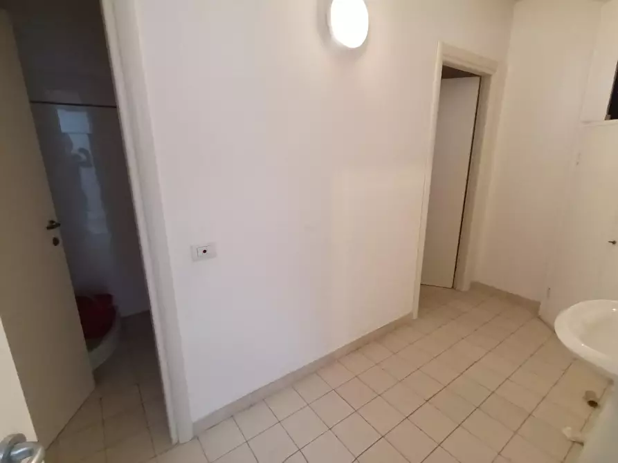 Immagine 40 di Ufficio in vendita  a Lucca