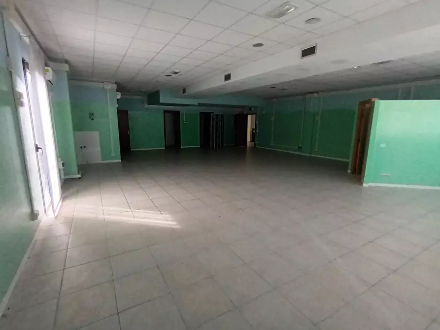 Immagine 29 di Ufficio in vendita  a Lucca