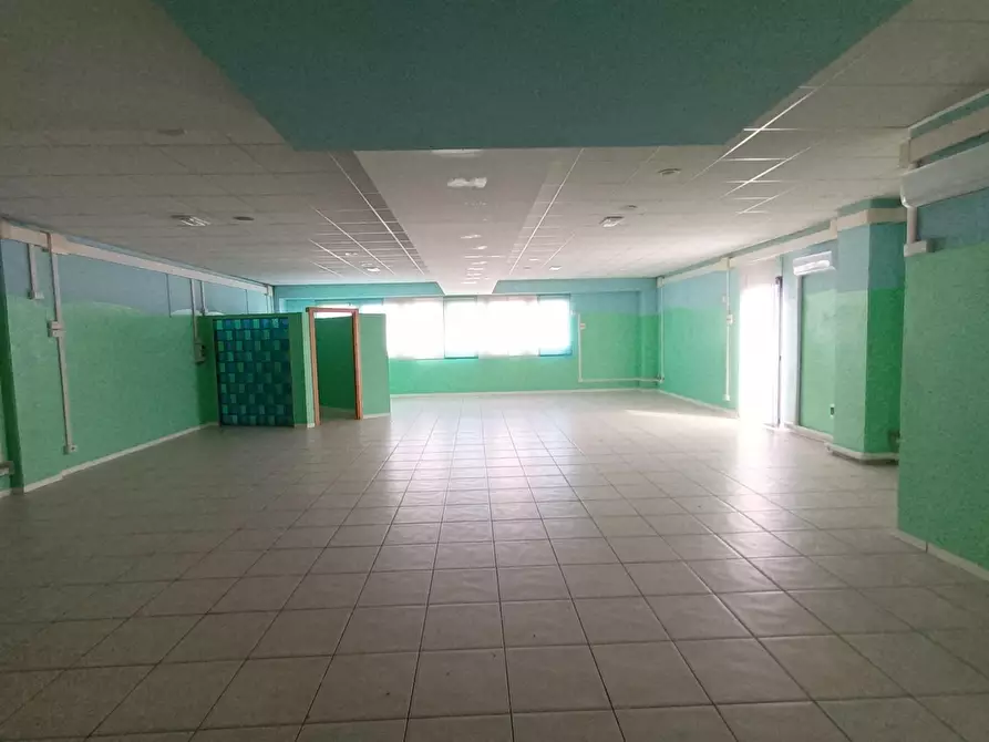 Immagine 23 di Ufficio in vendita  a Lucca