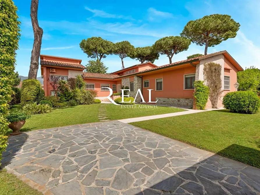 Immagine 1 di Villa in affitto  a Forte Dei Marmi