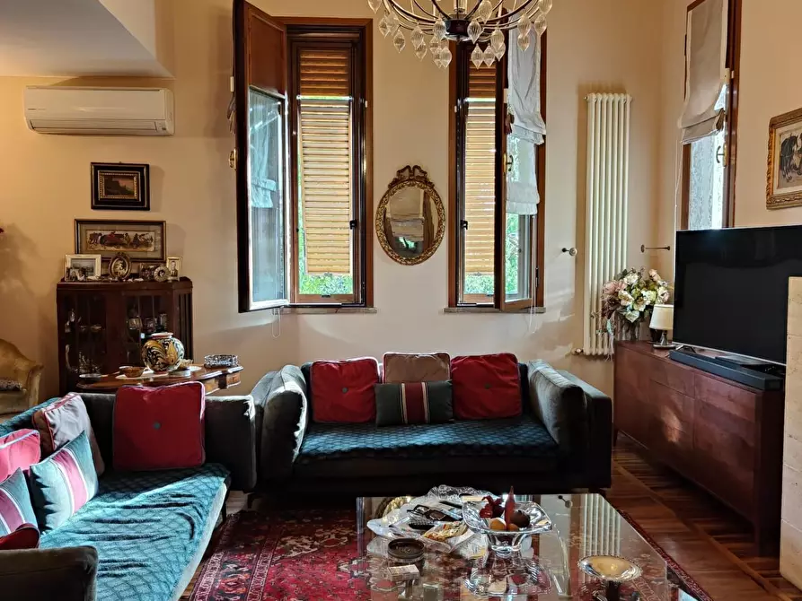 Immagine 2 di Villa in vendita  a Pisa