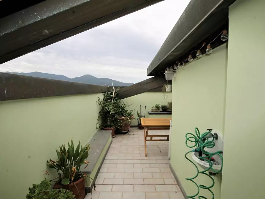 Immagine 17 di Appartamento in vendita  a Lucca