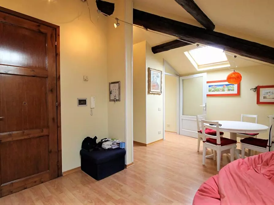 Immagine 2 di Appartamento in vendita  a Lucca