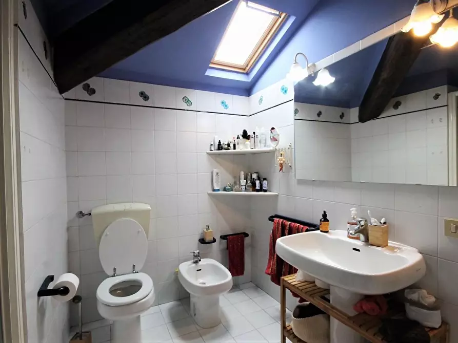 Immagine 10 di Appartamento in vendita  a Lucca