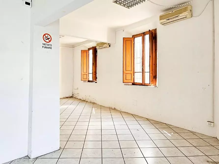 Immagine 2 di Locale commerciale in vendita  a San Giuliano Terme