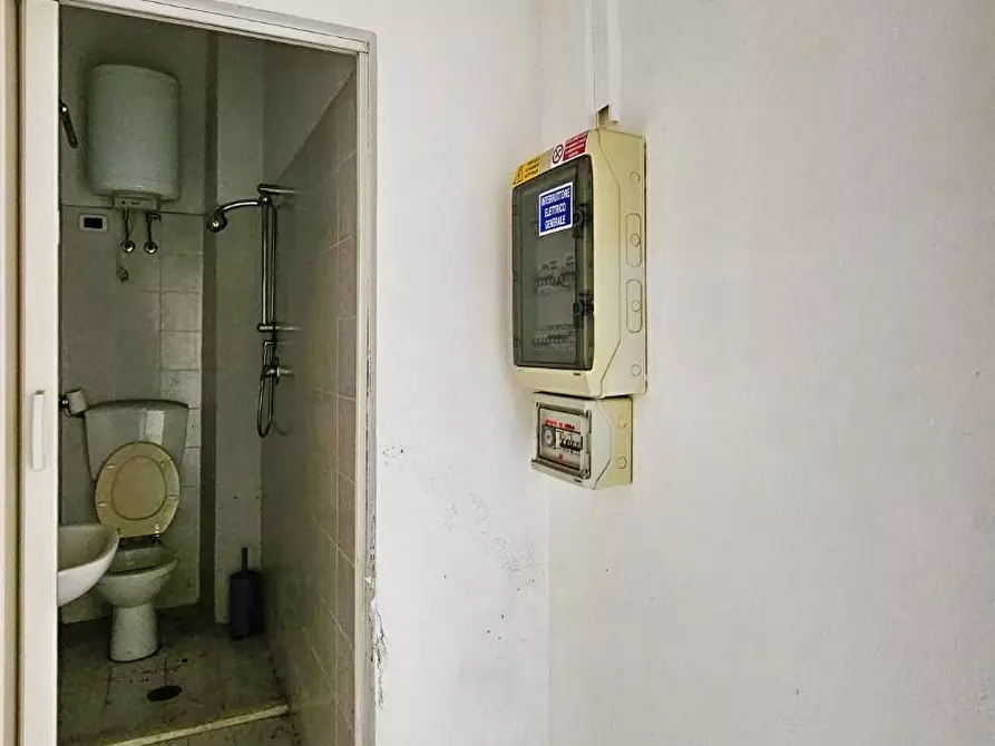 Immagine 5 di Locale commerciale in vendita  a San Giuliano Terme