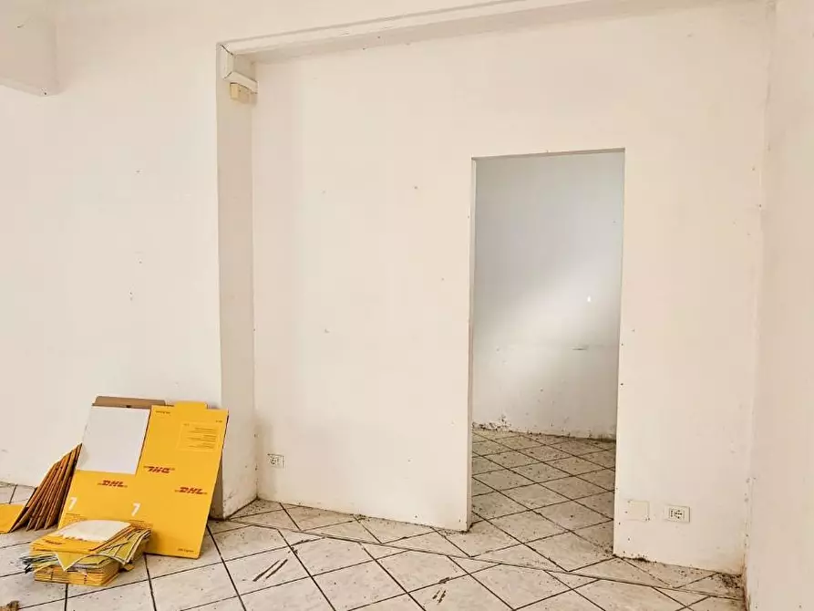 Immagine 3 di Locale commerciale in vendita  a San Giuliano Terme