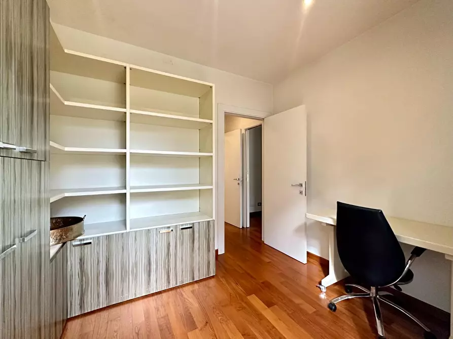 Immagine 15 di Appartamento in vendita  a Lucca