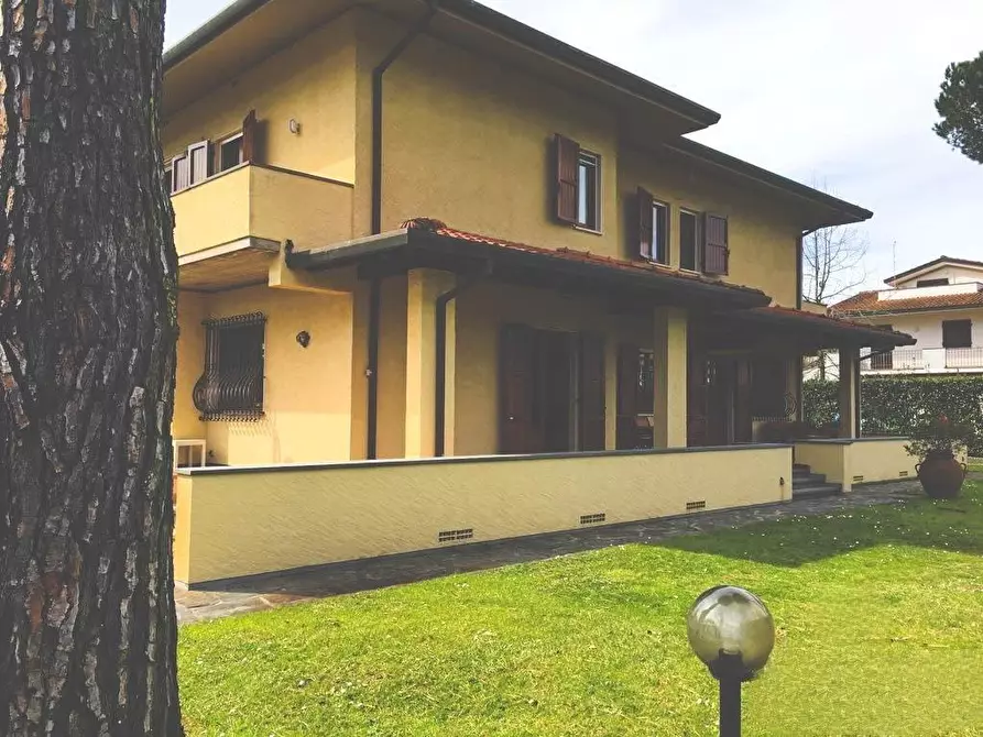 Immagine 1 di Villa in affitto  a Forte Dei Marmi