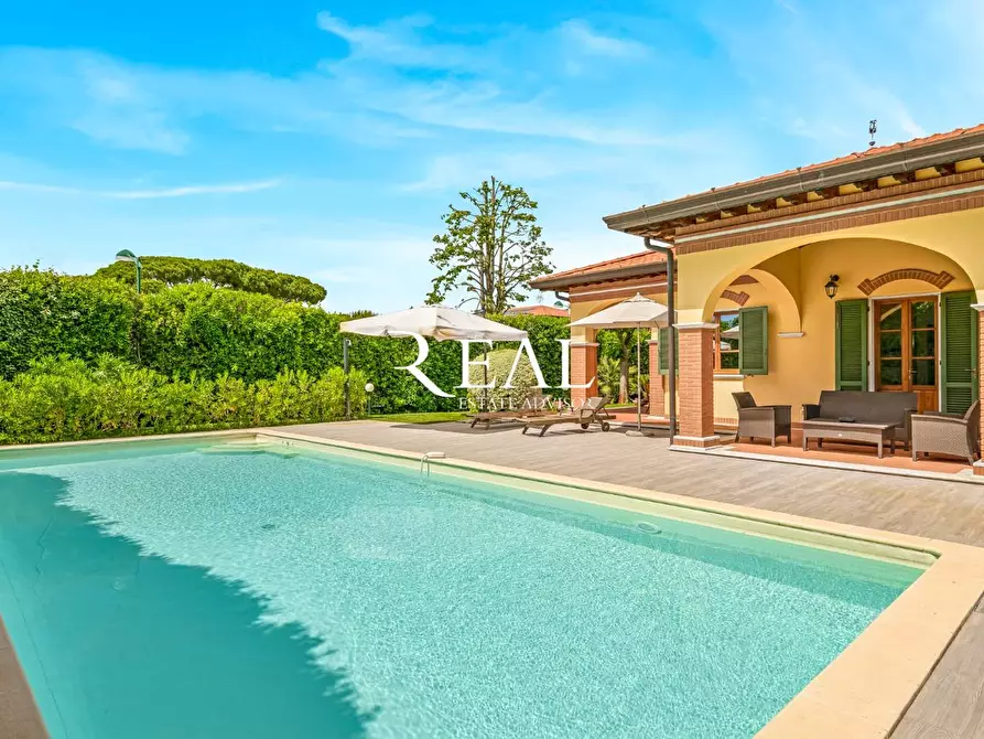 Immagine 1 di Villa in affitto  a Forte Dei Marmi