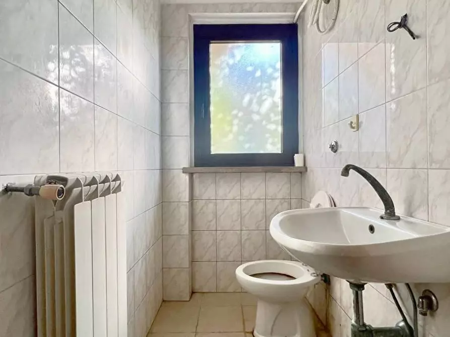 Immagine 3 di Locale commerciale in vendita  a San Giuliano Terme