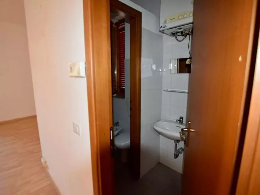 Immagine 9 di Ufficio in affitto  a Pontedera