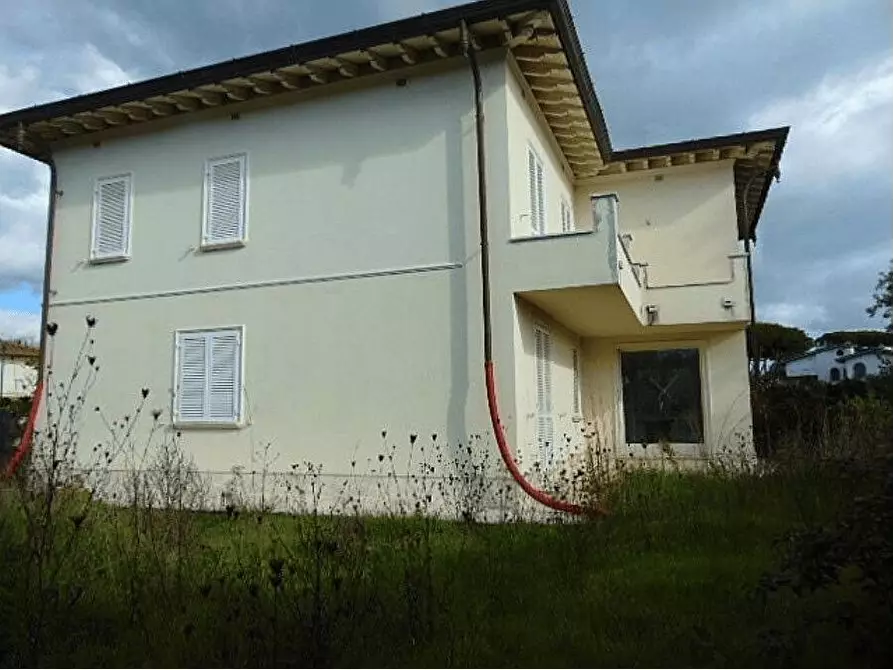 Immagine 1 di Villa in vendita  a Forte Dei Marmi