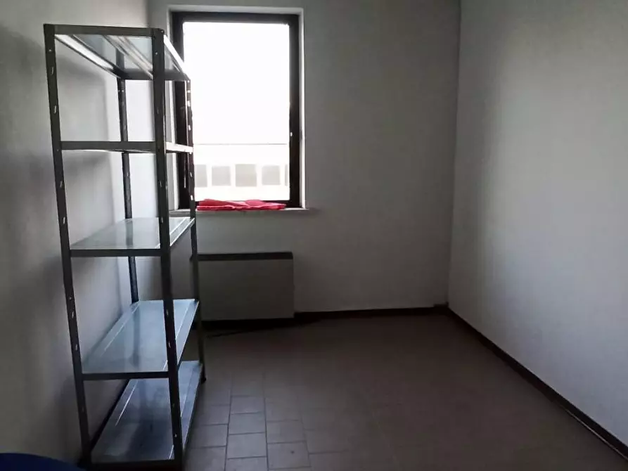 Immagine 17 di Ufficio in affitto  a Capannori
