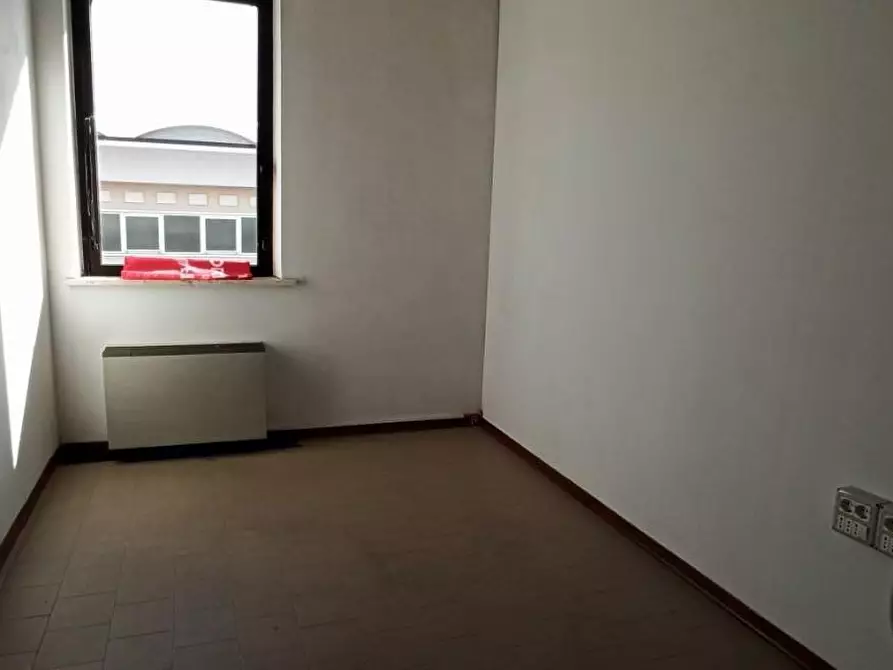 Immagine 6 di Ufficio in affitto  a Capannori